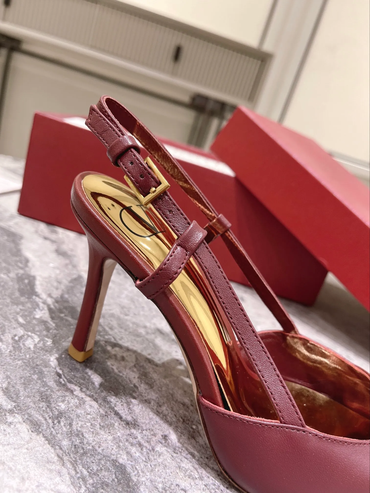 👟👟Ex-factory price 400👟👟 Genuine leather sole +40 Top version 𝑉𝐴𝐿𝐸𝑁𝑇𝐼𝑁𝑂 Valentino new autumn and winter women's back hollow sandals. The unique [pyramid] large rivet hardware [hand-made diamonds] brings out a full sense of high-end, and the new season will live up to expectations! Worth buying ★Imported sheepskin is absolutely high-grade ❥Original method, absolutely sensual ❥Elegant style, creating a different feeling, simple and elegant style!  Code number: 35-41 (34-42 customized) Fabric: Imported sheepskin Lining: Lined sheepskin Heel height: 8cm Leather outsole Rubber outsole